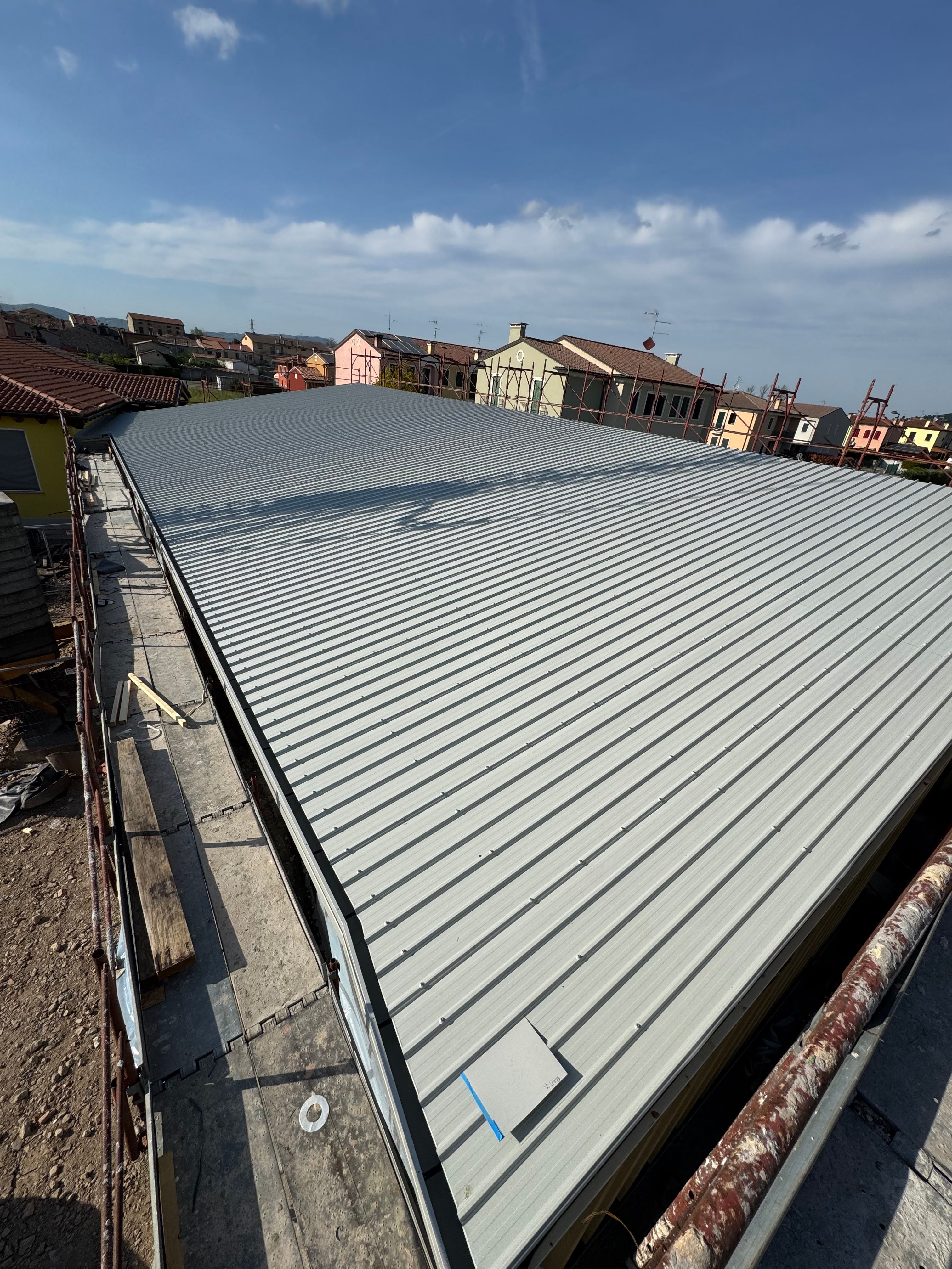 Lavorazioni di lattoneria, noleggio piattaforme aeree, coperture metalliche